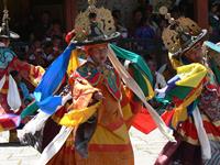 800px-Dance_of_the_Black_Hats_with_Drums,_Paro_Tsechu_5